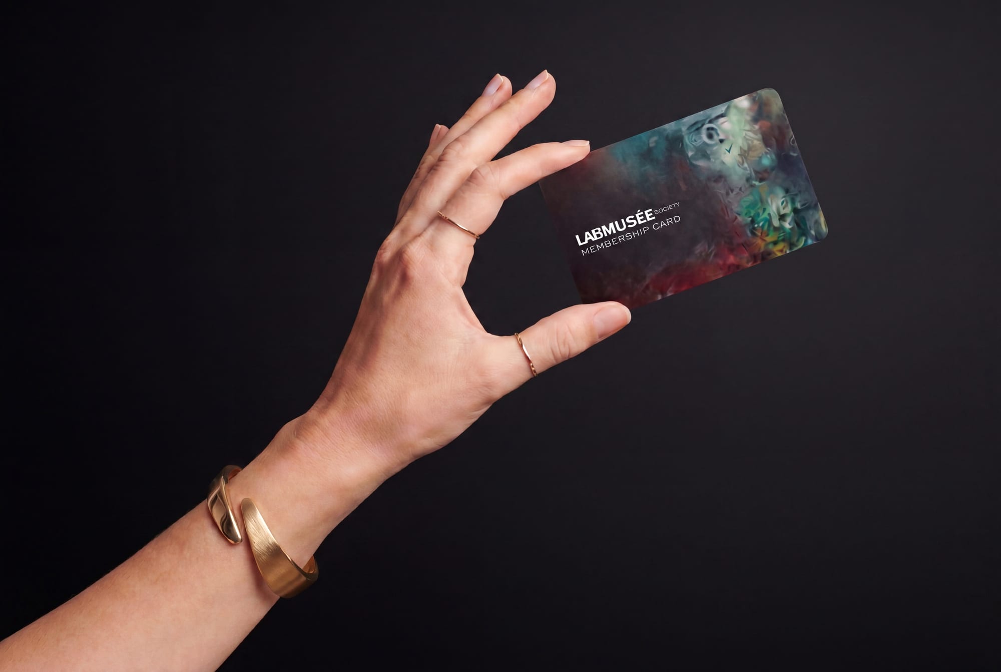La carte de membre LABMUSÉE Society, tenue à la main